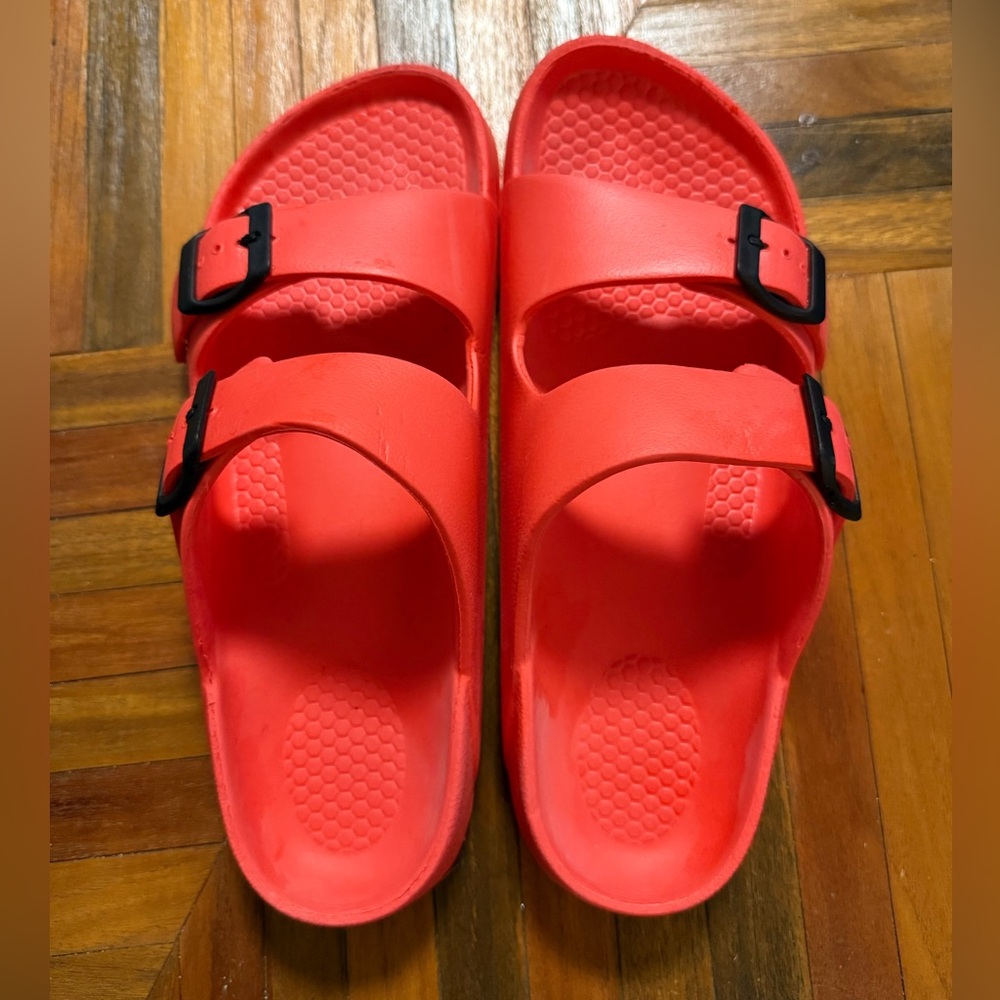 Women’s coral rubber sandals, size 41 (10)